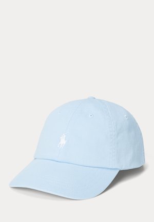 Svijetloplava pamučna bejzbol kapa s zakrivljenim vizirama i bijelim vezom na prednjoj strani. Ima ventilacijske rupice i podesivi remen.