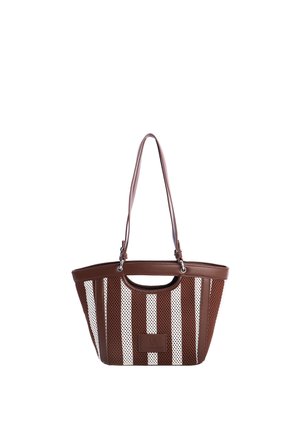 Bolso tote a rayas marrón y blanco con paneles perforados, ribete de cuero, asas dobles y un pequeño parche rectangular con el logo en el frente.