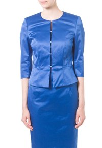 Modrá saténová bunda se třičtvrtinovými rukávy, peplum designem a kulatým výstřihem. Obsahuje přední zapínání na knoflíky s dekorativními akcenty.