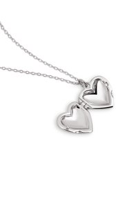 Zilveren hartvormige locket hanger aan een delicate ketting, met twee in elkaar grijpende hartvormen en een glanzende, gepolijste afwerking.