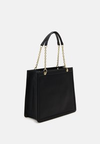 Bolso de mano de cuero negro con forma estructurada, que cuenta con dos asas superiores de cuero negro y acentos de cadena dorada. Textura suave y diseño minimalista.