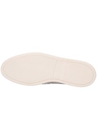 Hvit sneakersåle med et teksturert gummibunn, som har en glatt overflate og buede kanter for bedre grep og fleksibilitet.