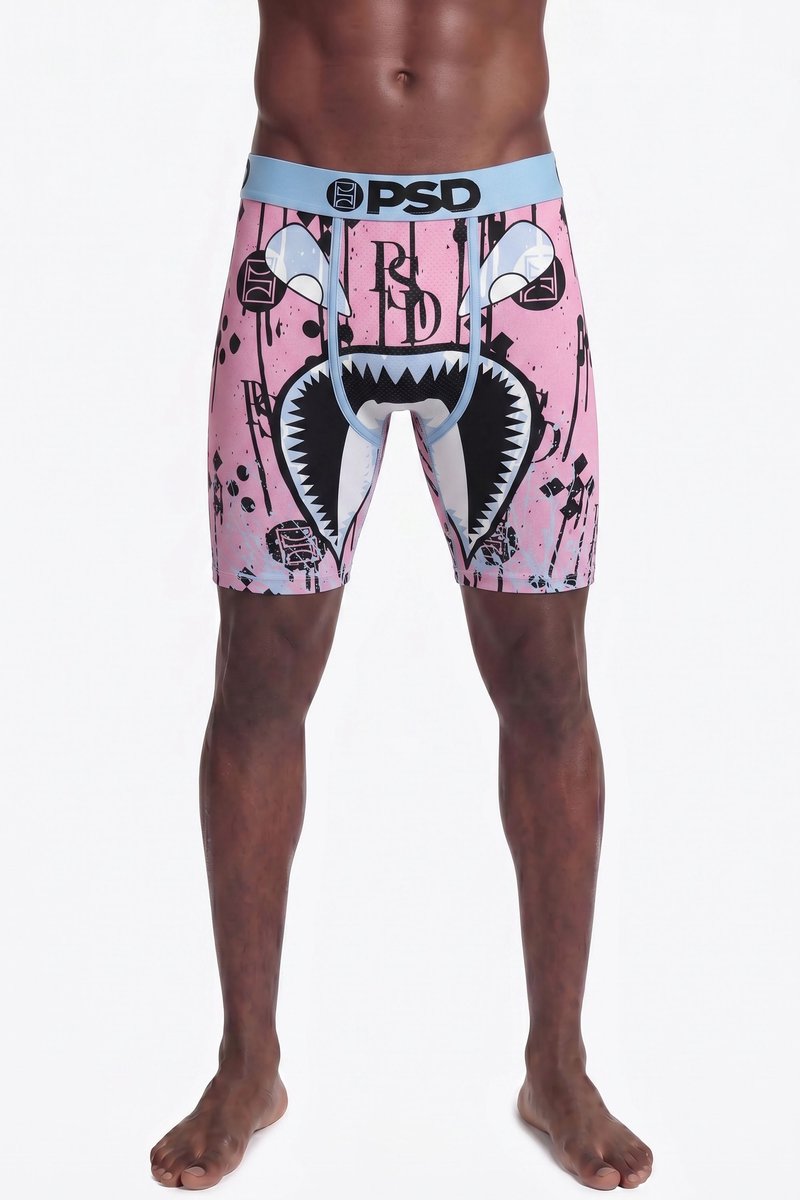 Männlicher Torso und Beine, die rosa Boxershorts mit blauem Bund und einem schwarzen Hai-Mund-Grafik vorne tragen.