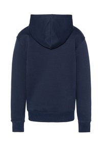 Felpa con cappuccio blu navy, dal tessuto morbido, con polsini e orlo a coste, caratterizzata da una vestibilità comoda e senza marchi o decorazioni visibili.