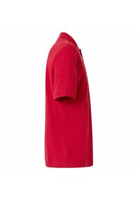 Polo shirt rosso a maniche corte con colletto classico e orlo dritto. Realizzato in tessuto di cotone con una texture liscia.