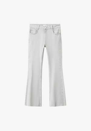 Vaqueros acampanados gris claro con bolsillos frontales, cierre de botón y pequeños remaches decorativos a lo largo de las costuras laterales superiores.