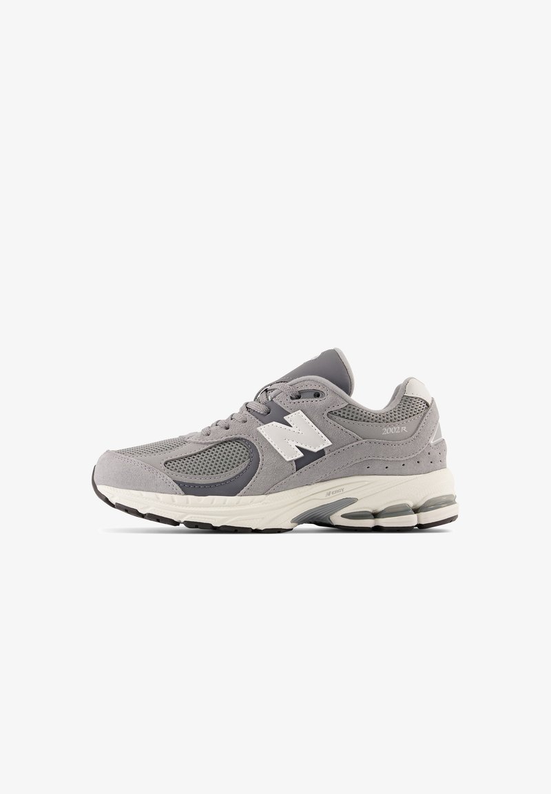 Grå sneakers med en blandning av mesh- och mockamaterial, en vit logotypdetalj, dämpad sula och subtila designdetaljer.