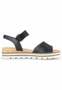 Sandal en cuir noir avec un bout ouvert, semelle intérieure en liège, semelle en caoutchouc blanche et un accent tressé sur la sangle réglable.