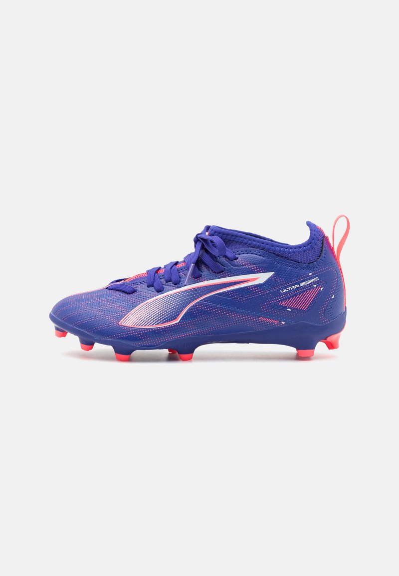 Violeta futbola kurpe ar rozā akcentiem, teksturēts augšējais materiāls, zema profila dizains, auklas un izcelts logotips sānos. Seši sarkani uzgaļi uz zoles.