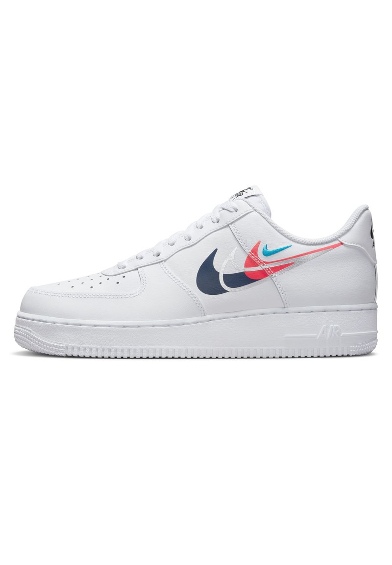 Białe skórzane sneakersy z okrągłym noskiem, płaską podeszwą i wielokolorowym logiem Nike w odcieniach granatu, czerwieni i turkusu. Uzupełnione o perforacje.