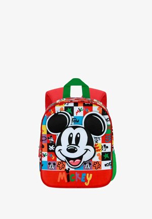 Mochila roja con una gran cara de Mickey Mouse. Hecha de tela suave, tiene detalles en verde y patrones coloridos con personajes de dibujos animados.