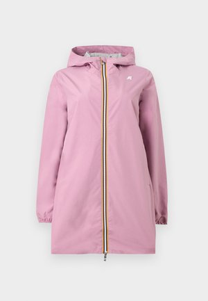Impermeabile da donna rosa chiaro con cappuccio e zip frontale, con strisce gialle, bianche e blu navy e polsini elastici sulle maniche lunghe.