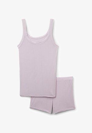 Lila geribd tanktop met bijpassende geribde shorts, beide mouwloos en gemaakt van zachte stof, plat uitgestald op een witte achtergrond.