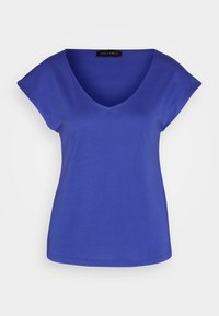 T-shirt à manches courtes avec col en V, de couleur bleu roi, fabriqué en coton doux avec une coupe décontractée et une texture lisse. Design simple sans ornementation.