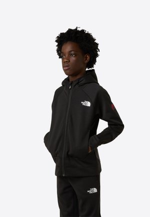 Sweat à capuche noir zippé avec un logo blanc sur la poitrine et un accent rouge sur la manche, fabriqué en tissu lisse et texturé.
