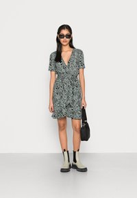 JDY JDYSUE WRAP DRESS - Vestido de malha - chinois green/black leo