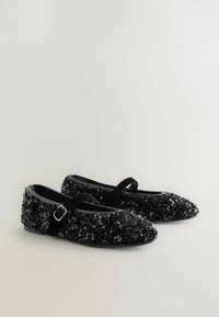 Bailarinas negras adornadas con lentejuelas, con punta redonda y una correa decorativa con hebilla plateada. Textura suave y diseño elegante.