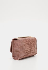 Obdélníková růžová taška z umělé kůže s krokodýlím vzorem, vybavená zlatým řetízkem a klopovým uzávěrem.