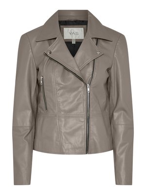 Taupe faux kožna biker jakna s izrezanim ovratnikom, zatvorenim prednjim dijelom i bočnim džepovima, te dugim rukavima. Glatka tekstura s detaljima šivanja.
