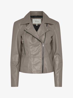 Taupe konstläder bikerjacka med slagkrage, dragkedja framtill och sidofickor samt långa ärmar. Slät textur med sömdetaljer.