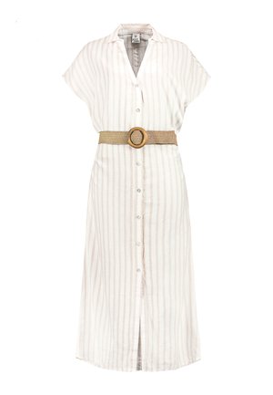 Weiß-beiges, vertikal gestreiftes Midikleid mit kurzen Ärmeln, Knopfleiste vorne, Kragen und einem strukturierten hellbraunen Gürtel mit runder Schnalle.