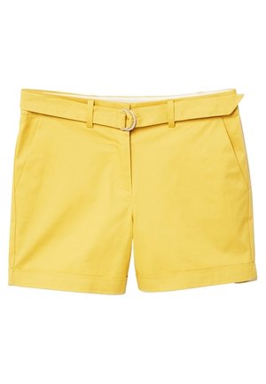 Gule dameshorts med bæltestropper, D-ring bælte, forlommer og opbuk ved benenden, vist på en hvid baggrund.