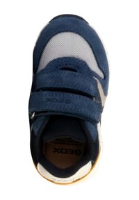 Scarpa sportiva blu in materiale mesh e suede, con due fasce in velcro, un accento bianco e suola in gomma. Marchio Geox visibile all'interno.