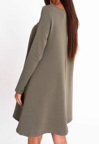 Langärmliges olivgrünes Kleid aus weichem Material, mit einer lockeren A-Linien-Form und rundem Ausschnitt, mittellang bis zur Mitte des Oberschenkels.