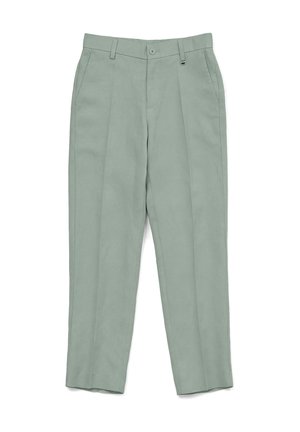 Pantalones grises claros a medida con trabillas para el cinturón, bolsillos laterales y cierre frontal con botón, colocados planos sobre un fondo blanco.