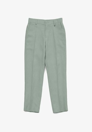 Pantaloni su misura grigio chiaro con passanti per cintura, tasche laterali e chiusura frontale con bottone, distesi su sfondo bianco.