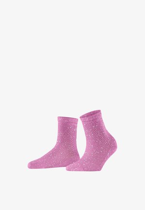 Paire de chaussettes basses roses avec un motif en maille filet et des taches blanches, présentées côte à côte sur un fond blanc.