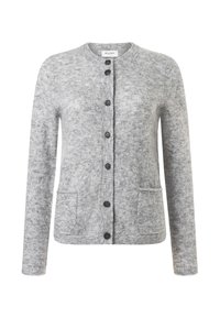 Cárdigan de lana gris con mangas largas, escote redondo, cinco botones negros y dos bolsillos frontales; textura suave y variación sutil de color.