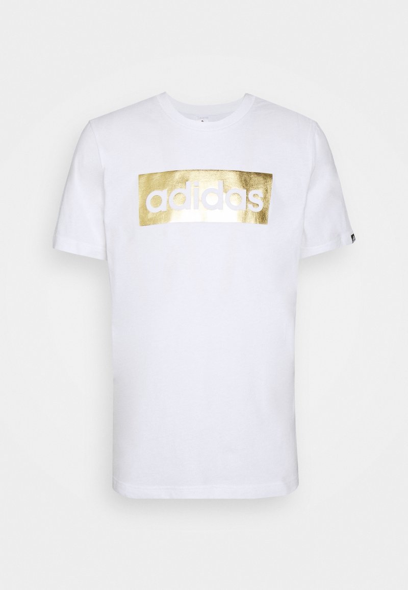 Camiseta de algodón blanca con un logo rectangular metálico dorado que dice "adidas" en blanco, mangas cortas y escote redondo.