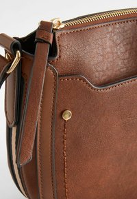 Next SADDLE STANDARD - Olkalaukku - tan brown
