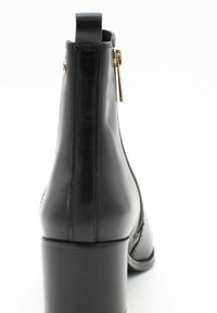 Bota de cuero negro hasta el tobillo con punta redondeada, tacón de bloque de altura media y cierre lateral con cremallería dorada. Acabado suave, diseño elegante.