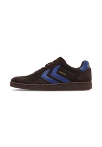 Sneaker z ciemnym brązowym zamszowym wierzchem, z niebieskimi syntetycznymi paskami, siateczkowymi detalami i brązową gumową podeszwą. Złote akcenty z logo.