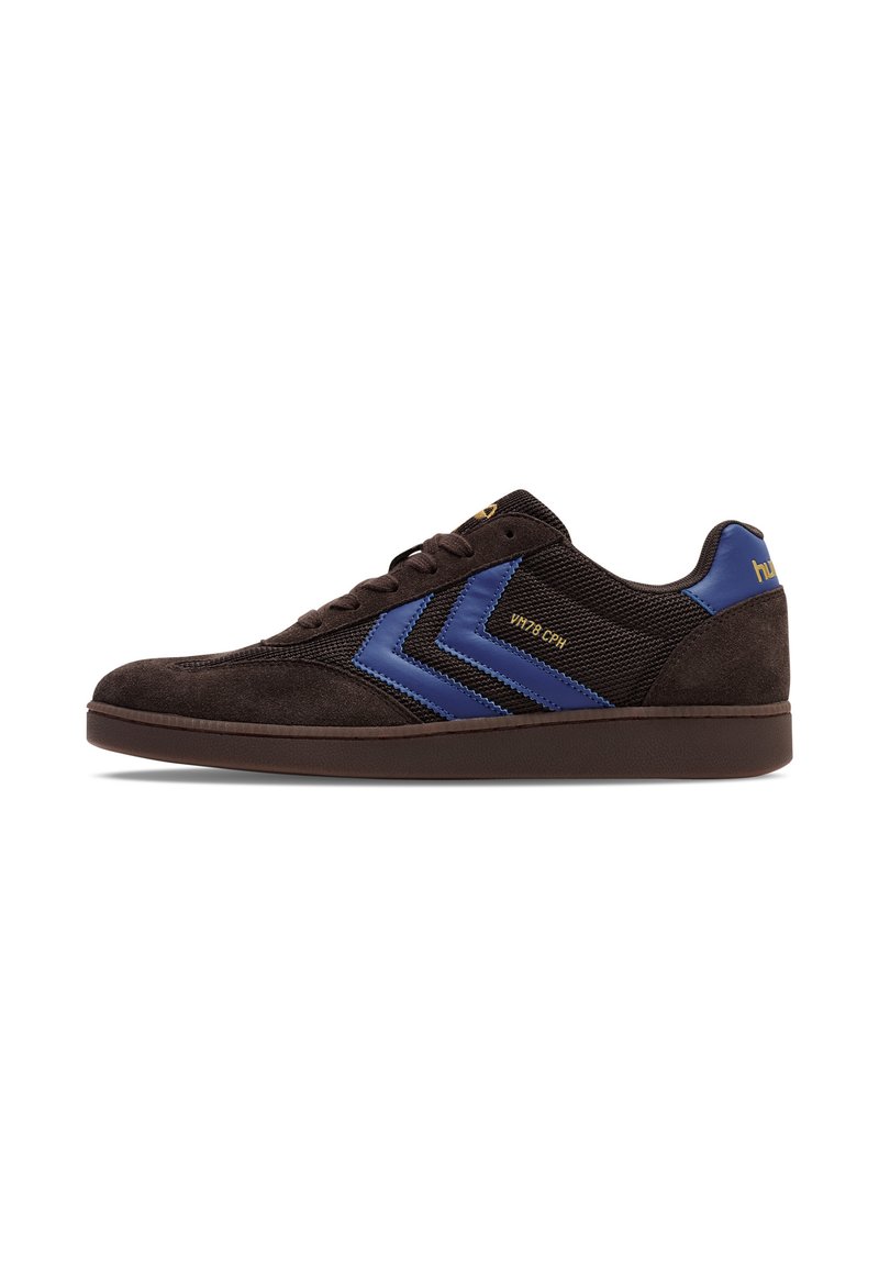 Sneaker z ciemnym brązowym zamszowym wierzchem, z niebieskimi syntetycznymi paskami, siateczkowymi detalami i brązową gumową podeszwą. Złote akcenty z logo.