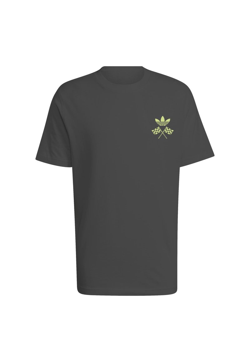 Donkergrijze T-shirt met korte mouwen met een klein neon geel Adidas-logo en kruislings geblokte vlaggen op de linkerborst.