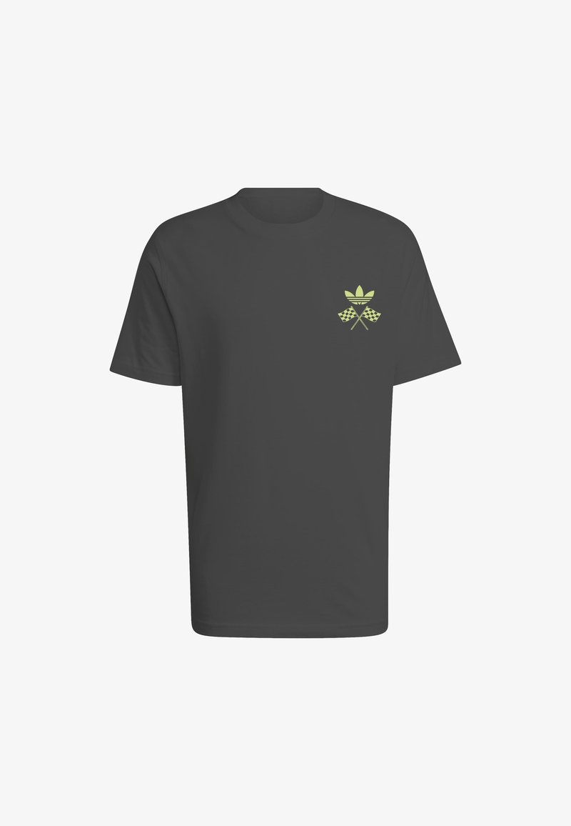 Donkergrijze T-shirt met korte mouwen met een klein neon geel Adidas-logo en kruislings geblokte vlaggen op de linkerborst.