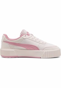 Sneaker bianche e rosa con una tomaia in pelle liscia, pannello laterale rosa a contrasto e suola in gomma testurizzata con un design rigato.