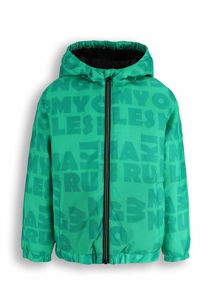 Zielona kurtka z kapturem, zapinana na pełny zamek z przodu, z abstrakcyjnym wzorem z blokowymi napisami, elastycznymi mankietami i dwoma bocznymi kieszeniami.