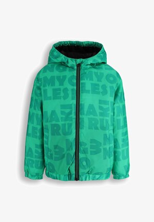 Zielona kurtka z kapturem, zapinana na pełny zamek z przodu, z abstrakcyjnym wzorem z blokowymi napisami, elastycznymi mankietami i dwoma bocznymi kieszeniami.
