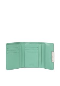 Portafoglio in pelle verde menta con multiple fessure per schede, design elegante e chiusura metallica argentata. Texture liscia e interni minimalisti.