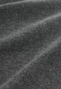 Dunkelgrauer Stoff mit gewebter Struktur und dezenten hellen Sprenkeln. Das Material wirkt weich und hat eine leicht flauschige Oberfläche.