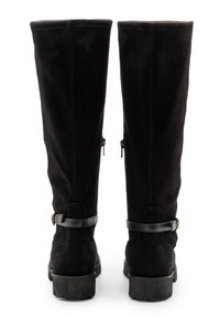 Schwarze kniehohe Stiefel aus Wildleder mit glatter Textur, ausgestattet mit einem Reißverschluss hinten und einem Lederbandakzent um den Knöchel. Dicke Gummisohle.