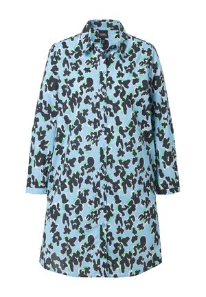 Camicia a maniche 3/4 in tessuto azzurro chiaro con motivo astratto nero e verde, colletto classico. Texture liscia.