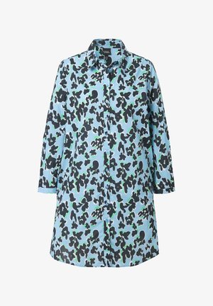 Camicia a maniche 3/4 in tessuto azzurro chiaro con motivo astratto nero e verde, colletto classico. Texture liscia.