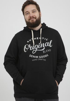 Schwarzer Kapuzenpulli mit einer Fronttasche, ausgestattet mit weißem Drucktext. Kordeln mit beigen Akzenten, aus weichem Stoff mit normaler Passform.