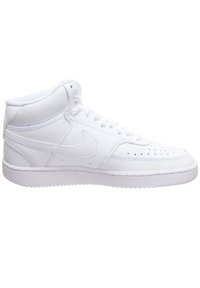 Höga vita sneakers i texturerat läder, med perforeringar på tån, en vadderad krage och en gummisula.