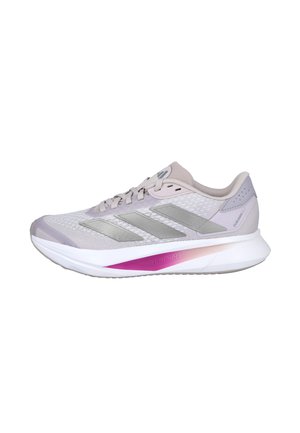 Zapatilla de running Adidas gris claro con parte superior de malla, tres rayas plateadas en el lateral y suela blanca con detalle en degradado rosa.